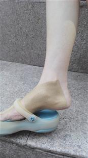 女子崴脚就诊医生开出40多片膏药:嫌多摞着贴(图)